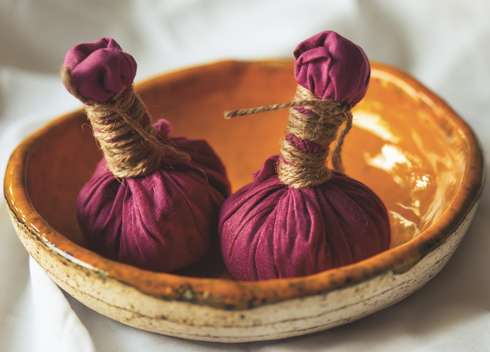 Soin bien-être MASSAGE DOS AUX POCHONS CHAUDS + SON DUO DE MACARONS